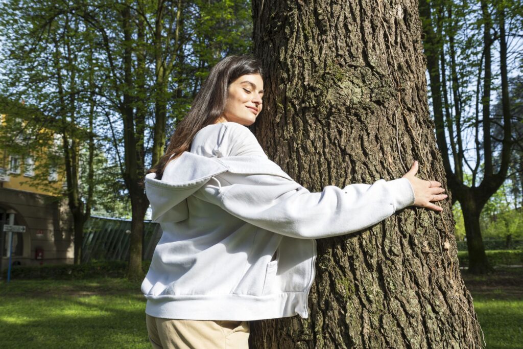 ragazza abbraccia un albero nel parco secolare delle terme di monticelli