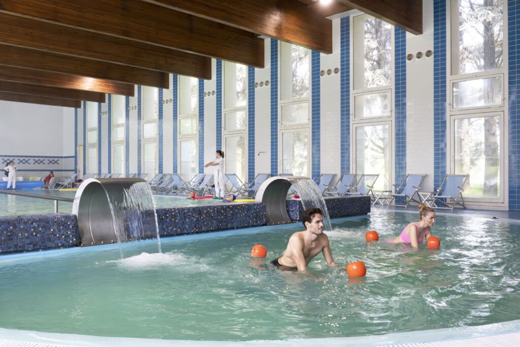 ospiti su hydrobike nella piscina parco delle terme di monticelli