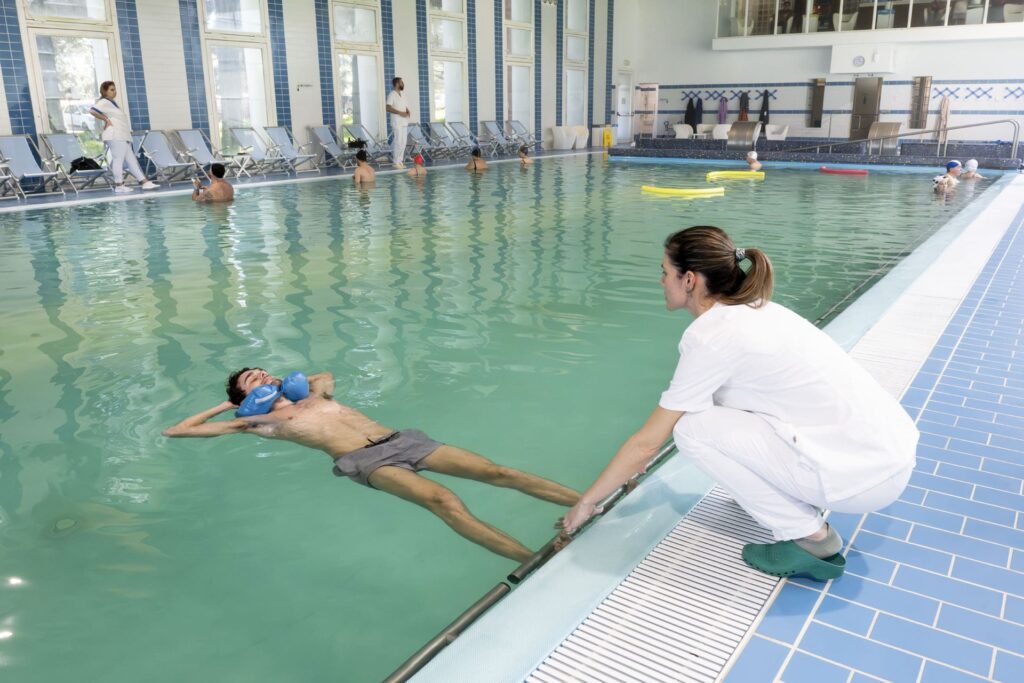 paziente esegue esercizi per la riabilitazione in acqua termale alle terme di monticelli