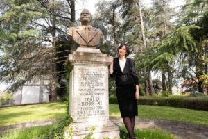 statua di Italo Borrini fondatore delle terme di monticelli e Benedetta Borrini