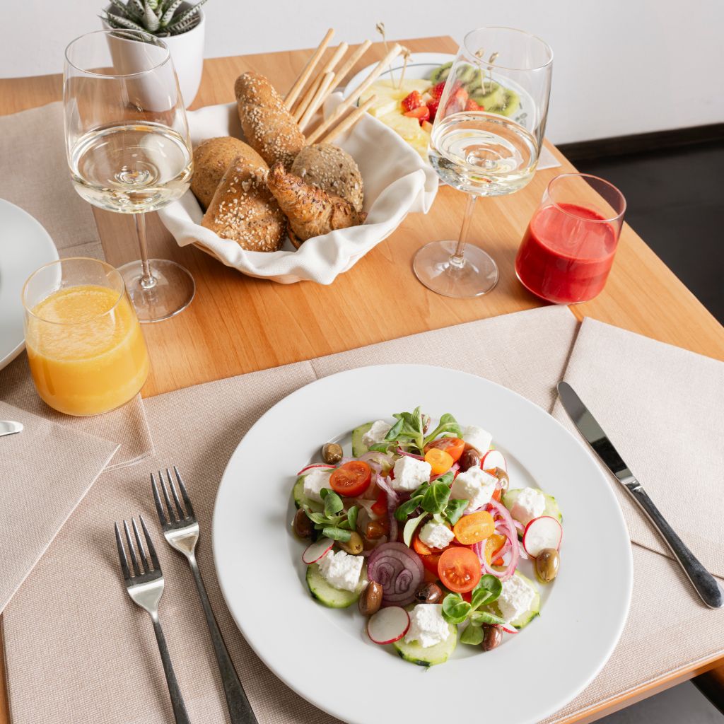 pranzo leggero con verdure, frutta e centrifugati al ristorante la veranda dell'hotel delle rose di monticelli terme