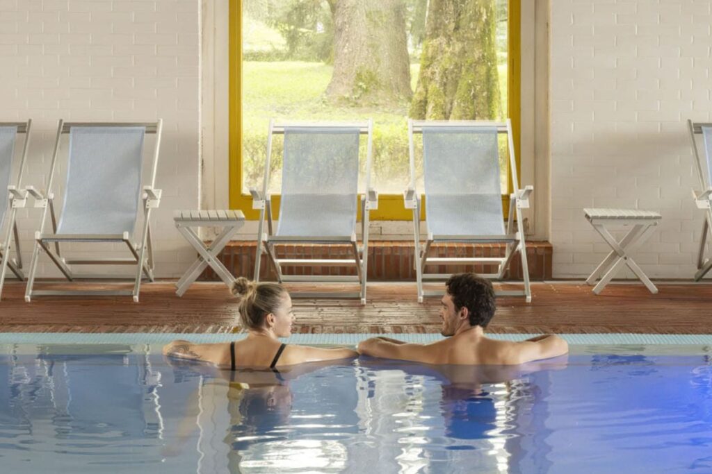 particolare della piscina rose delle terme di monticelli