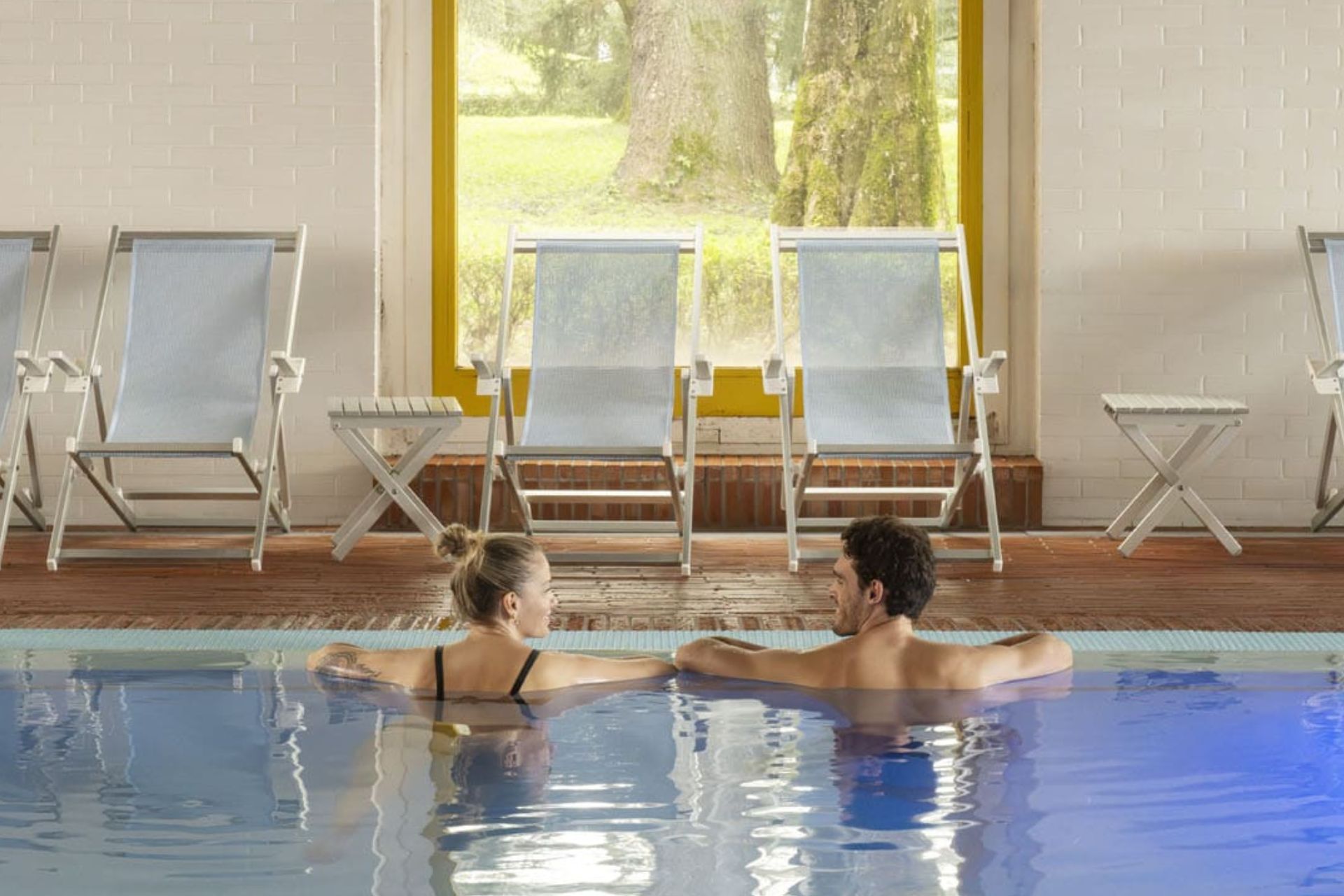 particolare della piscina rose delle terme di monticelli