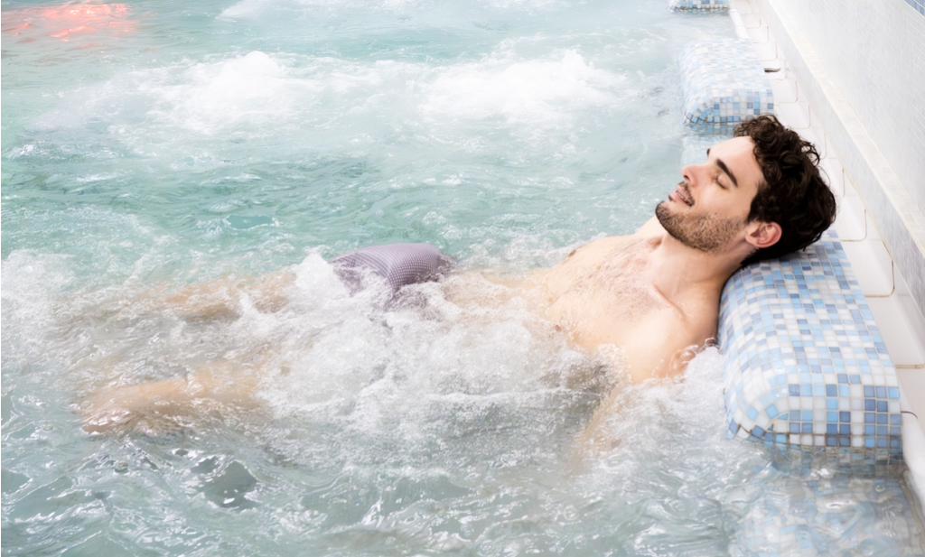 relax nell'idromassaggio della piscina matisse alle terme di monticelli