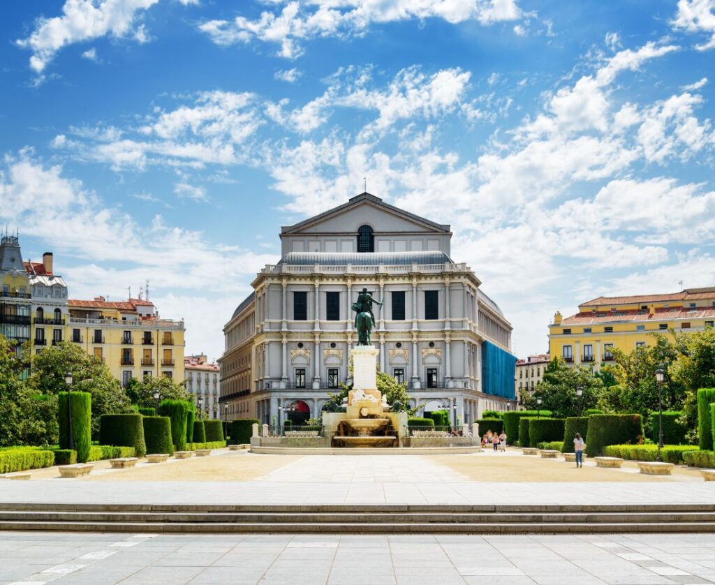 immagine frontale del teatro regio di parma