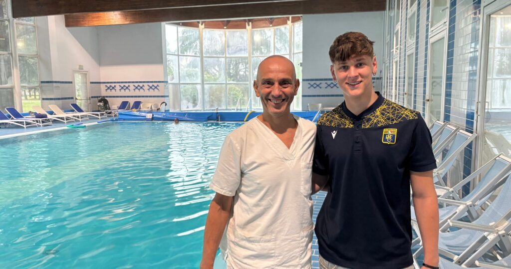 pietro delai e piero papalini nella piscina parco dopo le sedute di fisioterapia in acqua termale a Monticelli