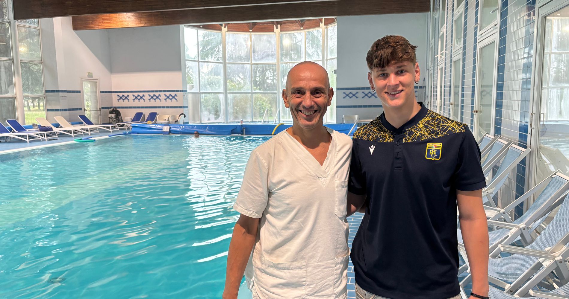 pietro delai e piero papalini nella piscina parco dopo le sedute di fisioterapia in acqua termale a Monticelli