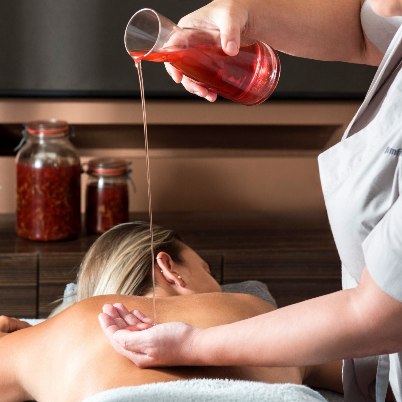 impacco all'olio di iperico alla spa nel parco delle terme di monticelli