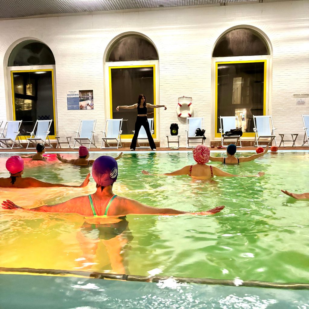 esercizi di movimento in piscina di acqua termale