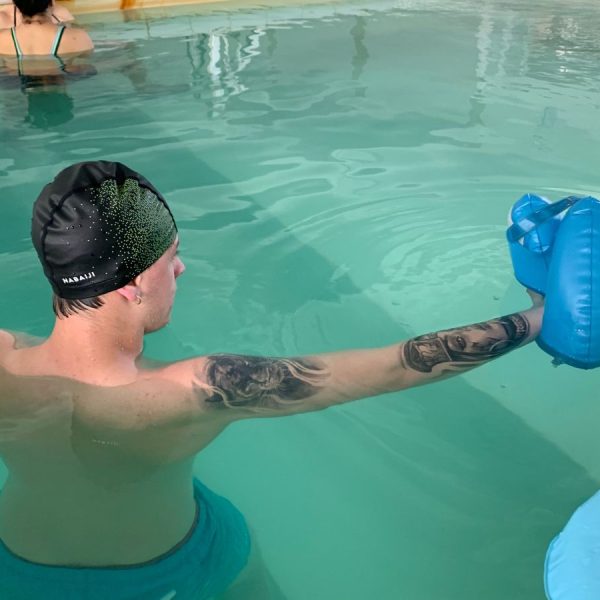 piero delai effettua una seduta di idrokinesi terapia in acqua termale per la riabilitazione della spalla alle terme di monticelli